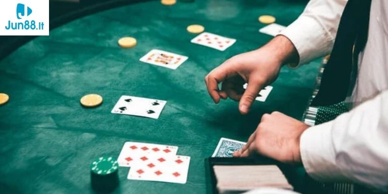 Người chơi cần so sánh bài để biết ai chiến thắng
